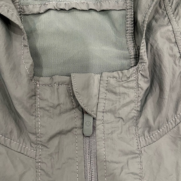 Lululemon Hood Lite Jacket Size 2 - Picture 3 of 8